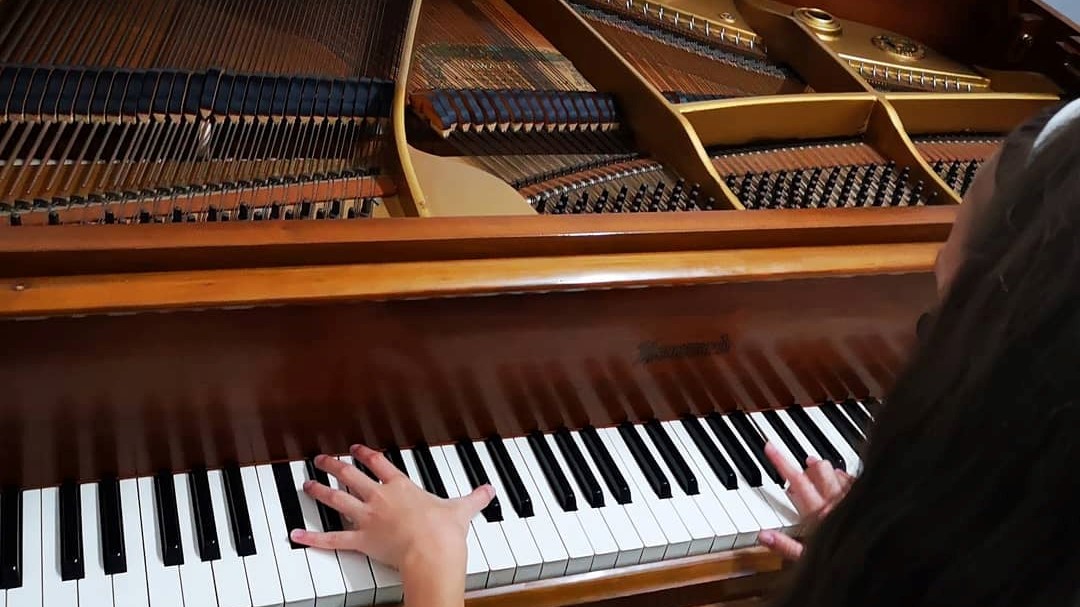 Una alumna disfrutando de nuestro piano de cola